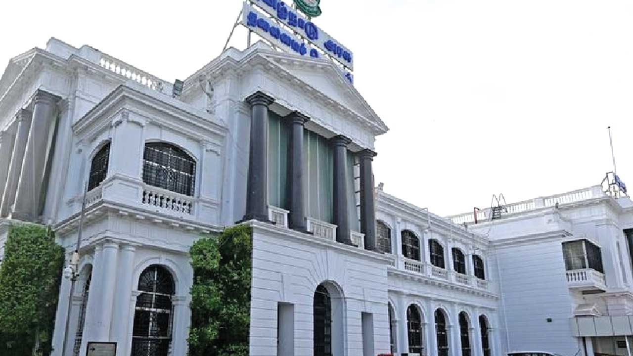 கோட்டையை ஆளும் இரண்டு அதிகாரிகள்!