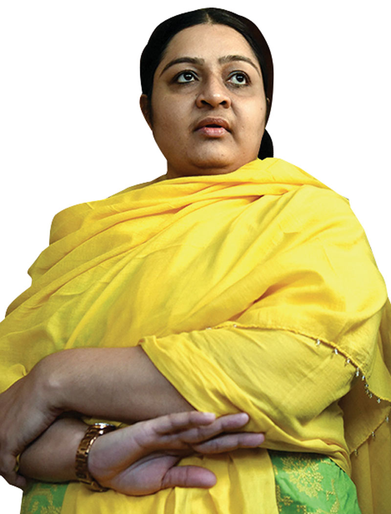 தீபாவை இயக்கும் தினகரன்? போலி ரெய்டு மர்மம்!