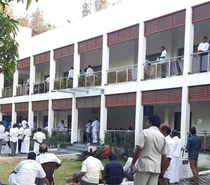 18 எம்.எல்.ஏ. தீர்ப்பு! மீண்டும் கூவத்தூர்!