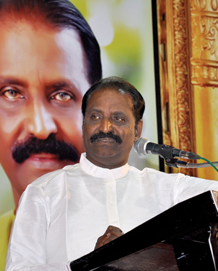 தமிழ் எதிரிகளை தவிடுபொடியாக்கிய கவிப்பேரரசு!