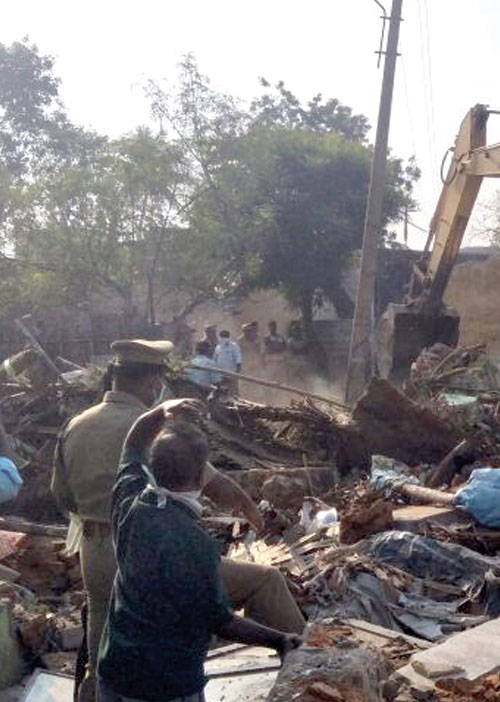 500 குடும்பங்களை நடு வீதிக்குத் தள்ளும் அதிகாரிகள்! -ஆக்கிரமிப்பு பாரபட்சம்!