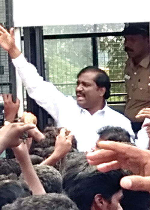 யாரிடம் கேட்கிறாய் வரி? -தெறிக்கவிட்ட வேல்முருகன்!