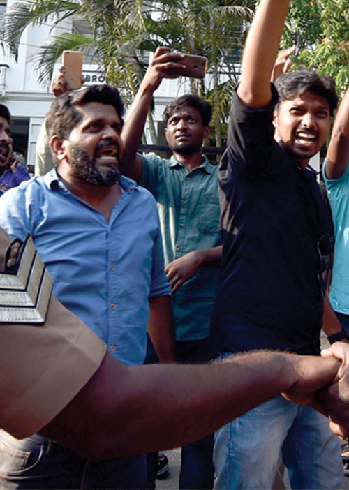 போராடிய பத்திரிகையாளர்களுக்கு நெருக்கடி!-எஸ்.வி.சேகரை காப்பாற்றும் அரசு!