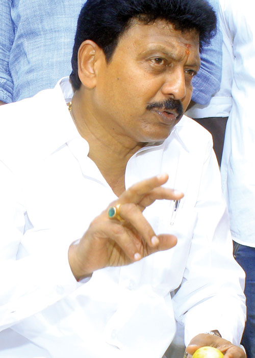 சொத்துப் பயத்தில் சொந்த அக்காவை முன்னாள் சகோதரியாக்கிய திவாகரன்!