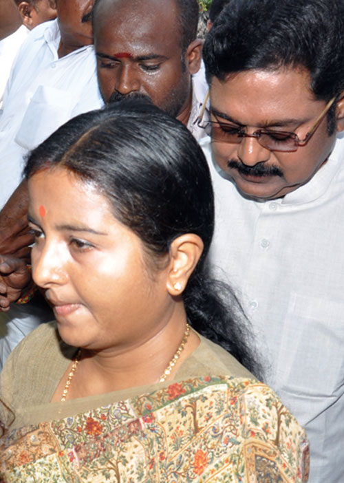 தினகரன் கட்சியில் எல்லாமே அனுராதாதான்! -பெண் வக்கீல் ஆவேசம்!