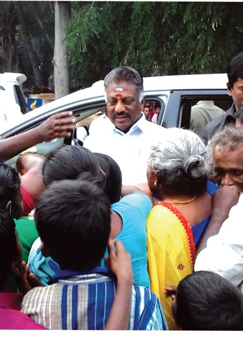முற்றுகையிட்ட மக்கள்! மதிக்காத அதிகாரிகள்! -சொந்தமண்ணில் திண்டாடிய ஓ.பி.எஸ்.
