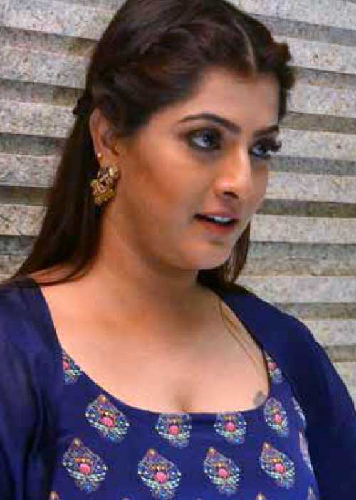 சினிமாவில் "அது' இருக்கு'' -அதிரடி கிளப்பும் வரலட்சுமி!