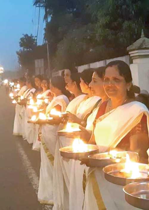 சபரிமலையில் பெண்கள்! சாதித்த கேரள முதல்வர்!