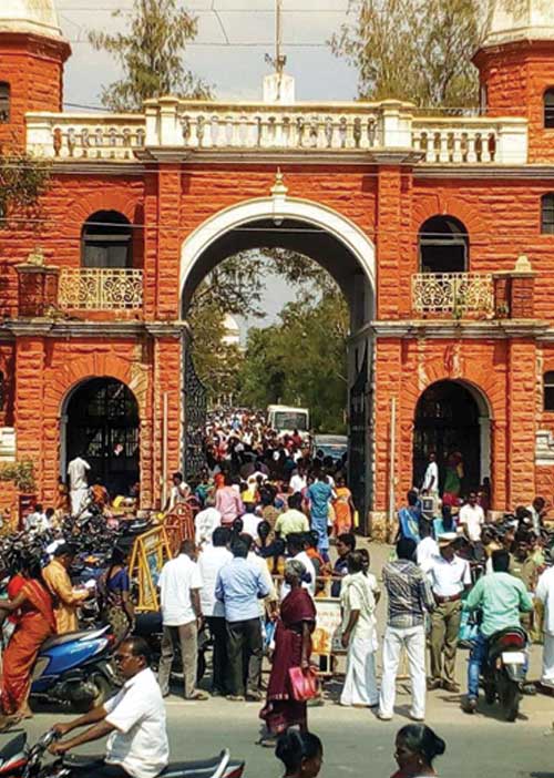 கஜா கொடூரம்! கலெக்டர் அலுவலகத்தில் குவிந்த மக்கள்!