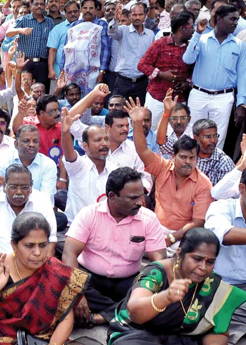 சம்பளத்துக்காக மட்டுமே போராடுறோமா? -ஜாக்டோ-ஜியோ போராட்டக் களம்!