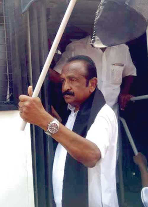 கறுப்புக்கொடிக்கு எதிராக செருப்பு வீச்சு! -திருப்பூரை மிரள வைத்த மோடி விசிட்!