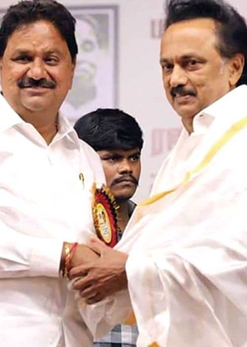 இது ஆரம்பம்தான் -ரஜினி ரசிகர்களை இணைத்த தி.மு.க.!