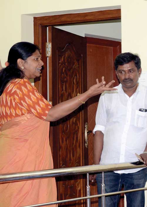 கனிமொழி வீட்டில் இரவு ரெய்டு! வெறுங்கையுடன் திரும்பிய வருமான வரித்துறை!
