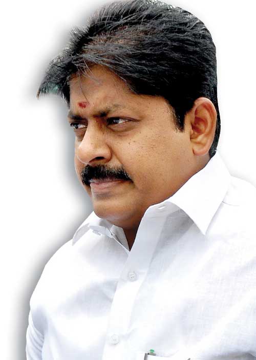 அமைச்சர் பதவியைப் பறித்த ஆடம்பரம் அந்தரங்கம்!