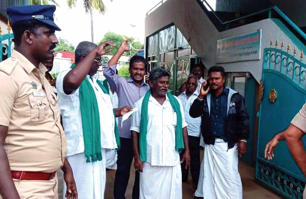 கஜா புயலின் கரண்ட் கட்! இன்றுவரை இருட்டு! -அ.தி.மு.க. எம்.பி.யால் வஞ்சிக்கப்படும் மக்கள்!
