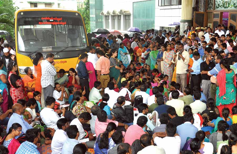 ஊசலாடும் உயிர்கள்! உரிமை மறுக்கும் அரசு! -போராட்டத்தில் டாக்டர்கள்!
