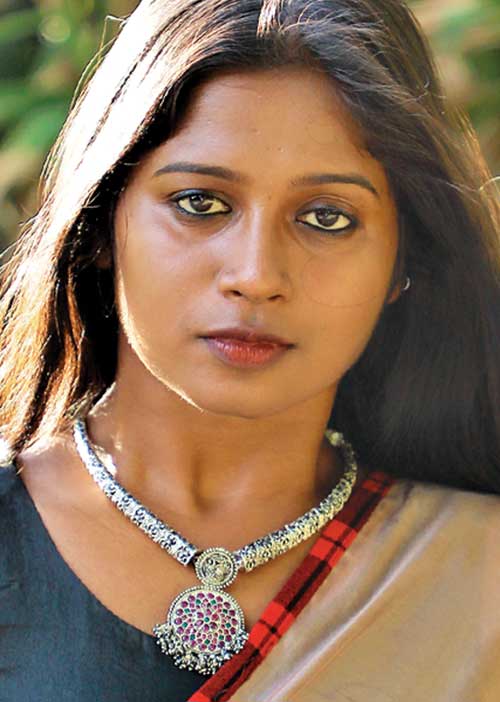 நான் அப்படிப்பட்டவளா? -சீறும் சின்ன நடிகை!