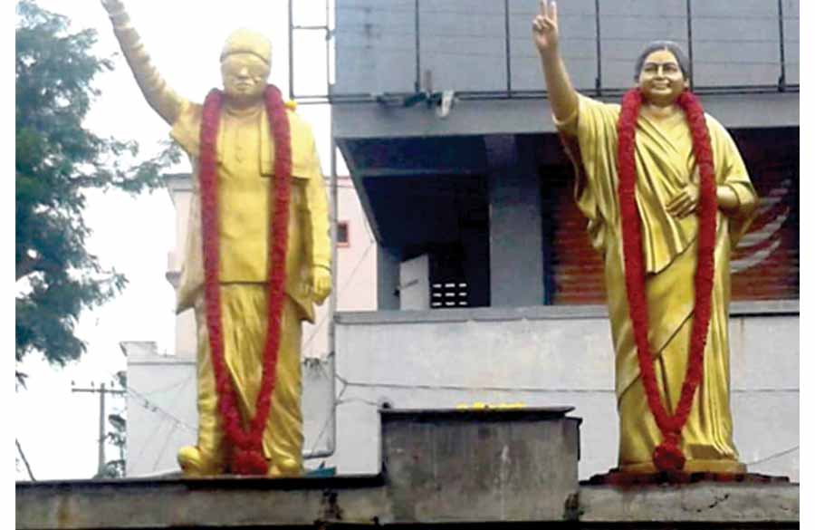 சிக்னல் நடு இரவில் திறக்கப்படும் சிலைகள்!