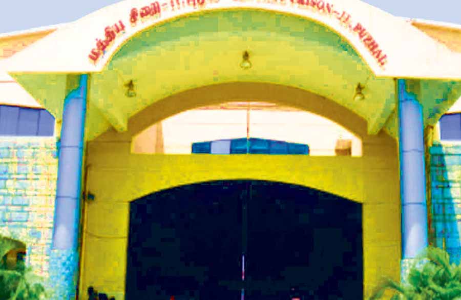 கவனிக்கும் கைதிகளுக்கு வாரிக்குவிக்கும் சிறைத்துறையினர்!