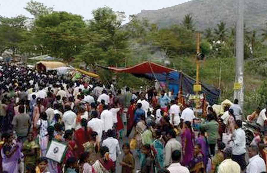 கறையான் புற்றெடுக்க கருநாகம் புகுந்தது கிரிவலப்பாதை கோயில் சர்ச்சை!