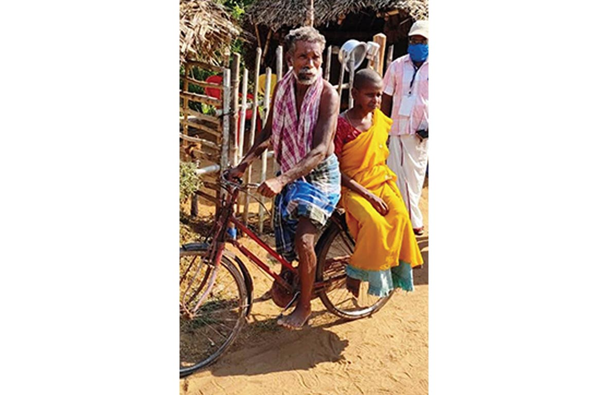 புற்று நோயால் துடித்த மனைவி! முதியவரின் 150 கிலோமீட்டர் சைக்கிள் நெடும்பயணம்!