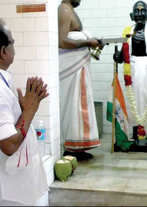 சிக்னல் கடவுளுக்கு இணையாக காந்தி!