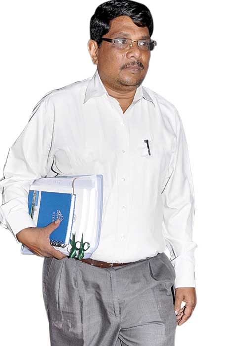 ராங்-கால்! தலைமைச் செயலாளருக்கு தேர்தல் சீட்! அ.தி.மு.க.வா? தி.மு.க.வா? ஆட்சி மாற்ற ஊசலாட்டத்தில் ஐ.ஏ.எஸ். அதிகாரிகள்!