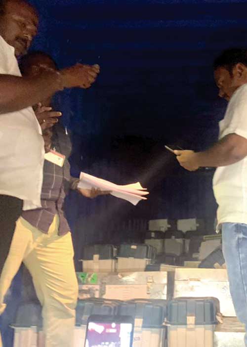 நடுராத்திரியில் மாற்றுகிறார்களா? பிடிபட்ட கண்டெய்னருக்குள் ஓட்டு மெஷின்!