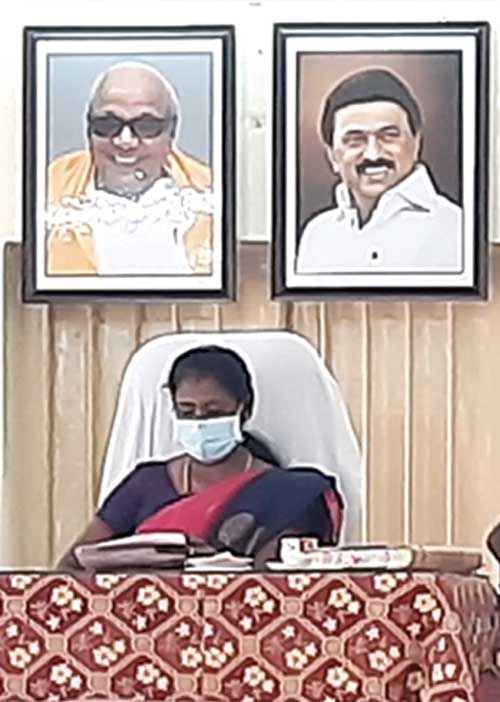 எதிர்க்கட்சி எம்.எல்.ஏ உத்தரவு! கழட்டி வீசப்பட்ட முதல்வர் படம்