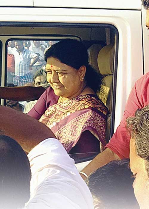 ராங்கால் அமைச்சர்கள் சொல்வதைக் கேட்டாகணும்.. அதிகாரிகளிடம் முதல்வர் கறார்! எடப்பாடி ஏரியாவில் கெத்து காட்டும் சசி!