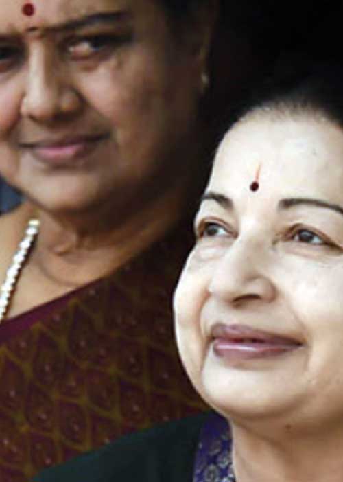 சேற்றில் சிக்கிய யானையும் தந்திர நரிகளும்