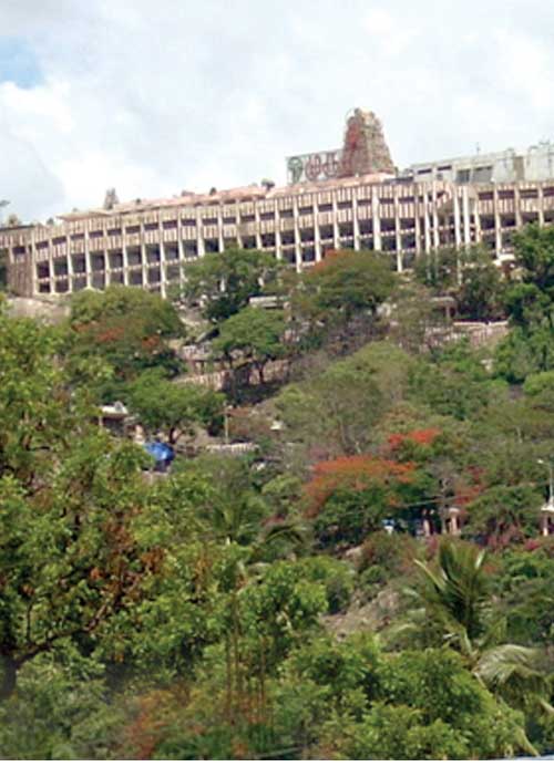 அதிகாரிகள் -அர்ச்சகர்கள் மோதல்! பழனி கும்பாபிஷேக சர்ச்சை!