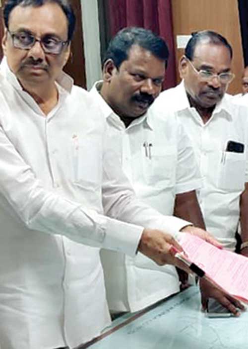ஈரோடு வாக்காளர்களை வளைக்கும் தி.மு.க.! வேட்பாளர் தேர்விலே தடுமாறும் அ.தி.மு.க.!