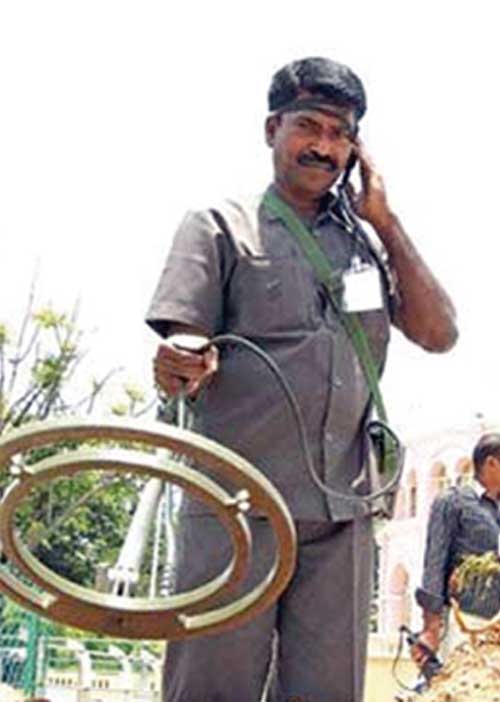 போலிச் சான்றிதழ்! பாம் ஸ்வாட் வில்லங்கம்!