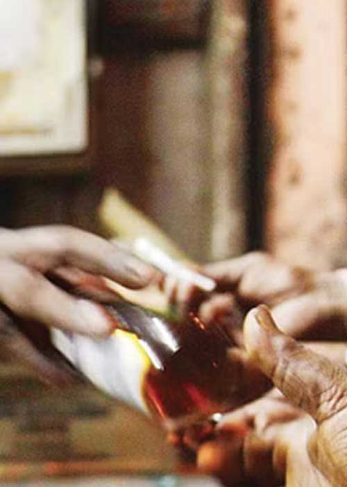 தள்ளாடவைக்கும் டாஸ்மாக்! -குமுறும் பணியாளர்கள்