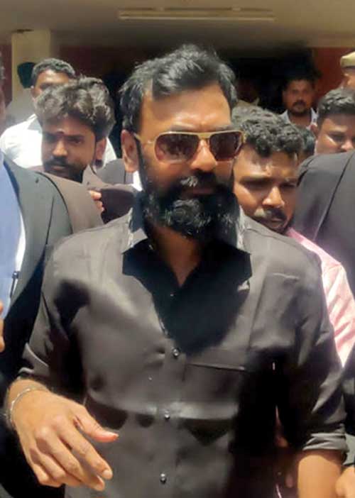 சொகுசு கேரவனில் கெத்துகாட்டிய ராக்கெட் ராஜா!