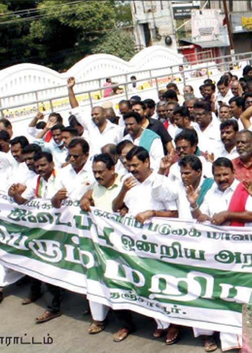 கருகும் பயிர்கள்! காவிரிக்காக போராட்டத்தில் விவசாயிகள்!