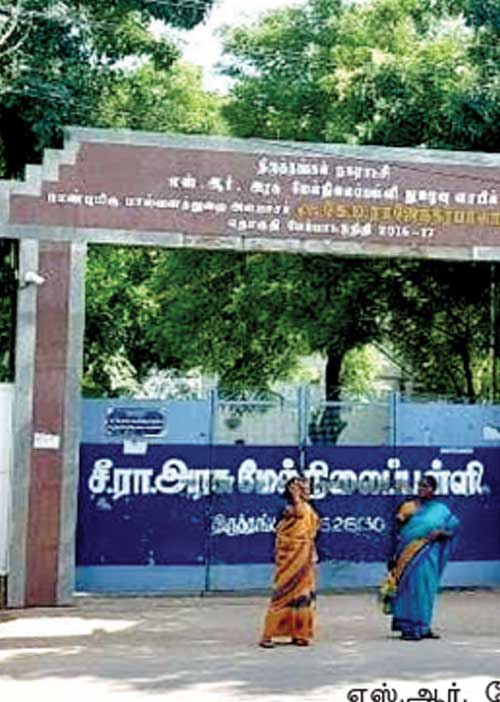 ஆசிரியரிடம் பிரம்பு இல்லை! மாணவர்கள் கையில் அரிவாள்!