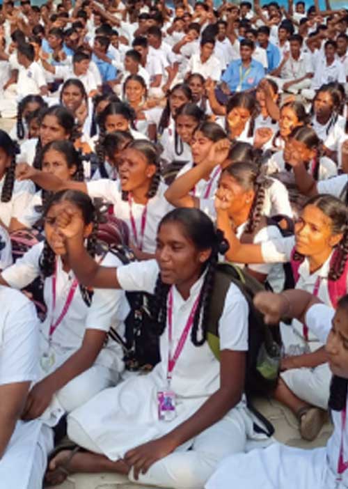பாலியல் புகார்! ஆசிரியருக்கு ஆதரவாகப் போராடிய மாணவர்கள்!