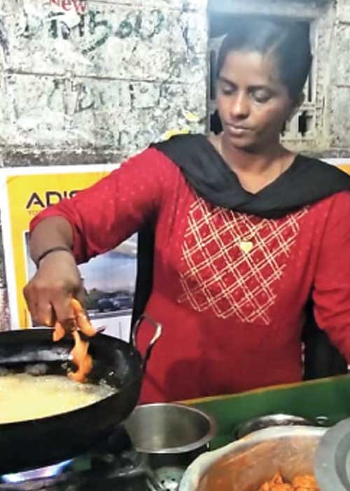 பீஃப் விற்கக்கூடாது! சண்டியரான பா.ஜ.க சங்கியை கதறவிட்ட பெண்!