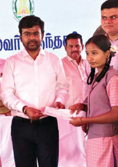 முதல்வருக்கு நிதி வழங்கிய பள்ளி மாணவிகள்!