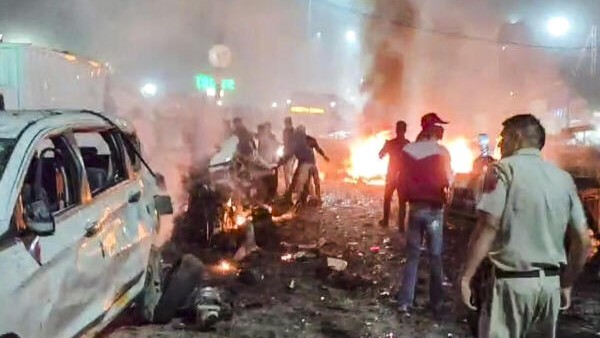 Delhi Blast Probe: ଦିଲ୍ଲୀ ବିସ୍ଫୋରଣ ଘଟଣା ପଛରେ I-20 କାର୍‌ , ହରିୟାଣା ନଂ ଥିବା ଏହି କାର୍‌ ଉପରେ ବଢ଼ିଲା ସନ୍ଦେହ
