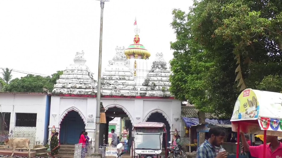 Cracks in Lakshmivaraha Temple: ଶ୍ରୀଲକ୍ଷ୍ମୀବରାହ ମନ୍ଦିର ଦଧିନଉତିରେ ଫାଟ... ଚାରିପଟେ ଉଠିଲାଣି ଗଛ, ଉନ୍ନତିକରଣ ଅଧାପନ୍ତରିଆ