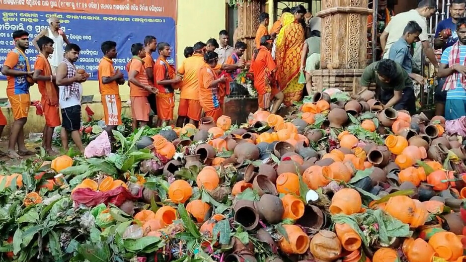 Bolbom Jatra: ଆଖଣ୍ଡଳମଣୀଙ୍କ ପୀଠରେ କାଉଡ଼ିଆଙ୍କ ଭିଡ଼...ଵୋଲ୍ ଵମ୍ ଧ୍ୱନୀରେ ପ୍ରକମ୍ପିତ ଶୈବ ପୀଠ
