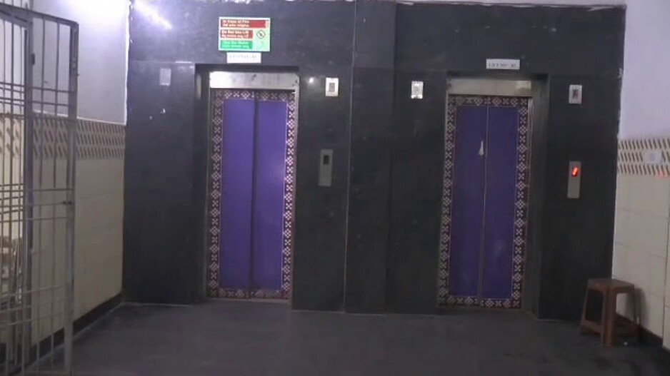 Jharsuguda District Medical: ଜିଲ୍ଲା ମୁଖ୍ୟ ଡାକ୍ତରଖାନାରେ ଏମିତି ଅବସ୍ଥା...୭ ମହଲା କୋଠା, ହେଲେ ଲିଫ୍ଟ ଅଚଳ