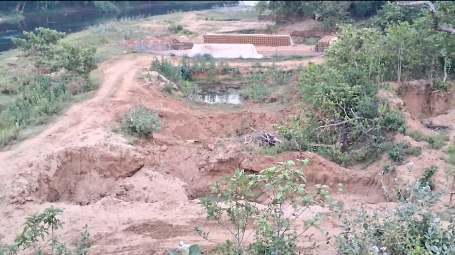 Mafia Violence: ସାଳନ୍ଦୀ ନଦୀ ଗର୍ଭରୁ ଧୁମ୍ ଲୁଟୁଛନ୍ତି ବାଲି, ମାଫିଆଙ୍କ ଦୌରାତ୍ମ୍ୟର ଅନ୍ତ କେବେ ?