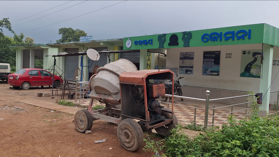 Two Bus Stop in 30 meters: ସରକାର୍ କା ମାଲ୍ ଦରିଆ ମେ ଡାଲ୍...ଦୂରତା ମାତ୍ର ୩୦ ମିଟର, ଅଛି ୨ଟି ବସ୍‌ଷ୍ଟପ୍