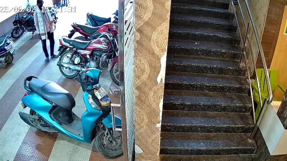 Bike theft near Puri Srimandir caught on CCTV; accused seen trying to steal multiple vehicles