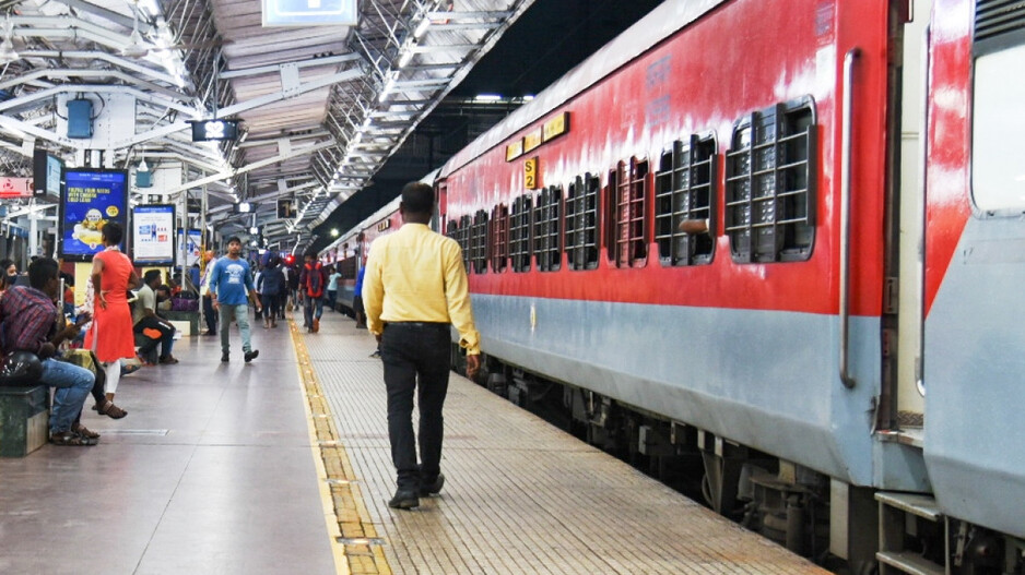 Massive cleanliness drive at Bhubaneswar railway station, over 550 fined