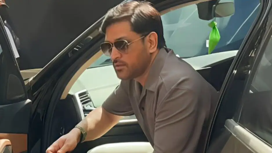 MS Dhoni sets Internet on fire with new look! pic goes viral